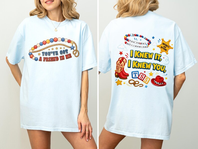 Pu&ograve; includere: Una t-shirt azzurro chiaro con una grafica sul davanti che mostra un lazo di perline e il testo "You've Got A Friend In Me". La grafica sul retro include un braccialetto di perline, una stella da sceriffo, stivali da cowboy, blocchi e un cappello.