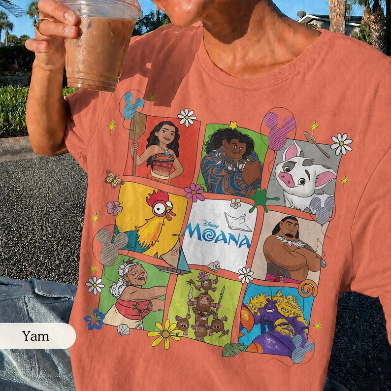 Op de afbeelding: Koraalrood T-shirt met een kleurrijke afbeelding van personages uit de Disney-film Moana. De afbeelding bevat afbeeldingen van Moana, Maui, Hei Hei en Pua. Het shirt heeft een ronde hals en korte mouwen.
