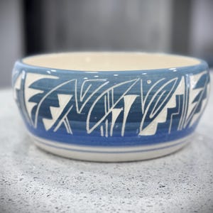 Cuenco de cerámica vintage Navajo USA con degradado azul y verde costero, firmado por el artista.