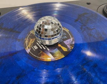 Mirrorball skivspelare. Snurrande discokula för vinylspelare!