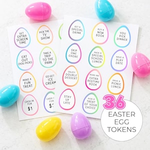 Puede incluir: Dos hojas de fichas de huevos de Pascua con indicaciones de texto coloridas como "Obtén tiempo de pantalla extra" y "Ten una cita para jugar". La imagen incluye huevos de Pascua de plástico en varios colores: rosa, azul, amarillo y morado. También es visible el texto "36 Easter Egg Tokens".