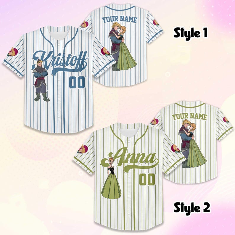 Puede incluir: Dos camisetas de b&eacute;isbol con dise&ntilde;os de personajes. Una es blanca con rayas azules, el nombre "Kristoff" en escritura azul y el n&uacute;mero "00". La otra es blanca con rayas verdes, el nombre "Anna" en escritura verde y el n&uacute;mero "00".