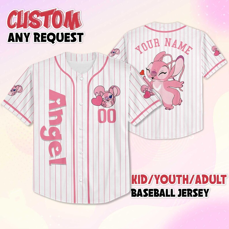 Peut inclure: Maillot de baseball blanc &agrave; fines rayures roses, avec le mot "Angel" et le num&eacute;ro "00" en rose. Le maillot pr&eacute;sente un personnage de dessin anim&eacute; avec un c&oelig;ur &agrave; l'avant et &agrave; l'arri&egrave;re, avec le texte "YOUR NAME" au dos.