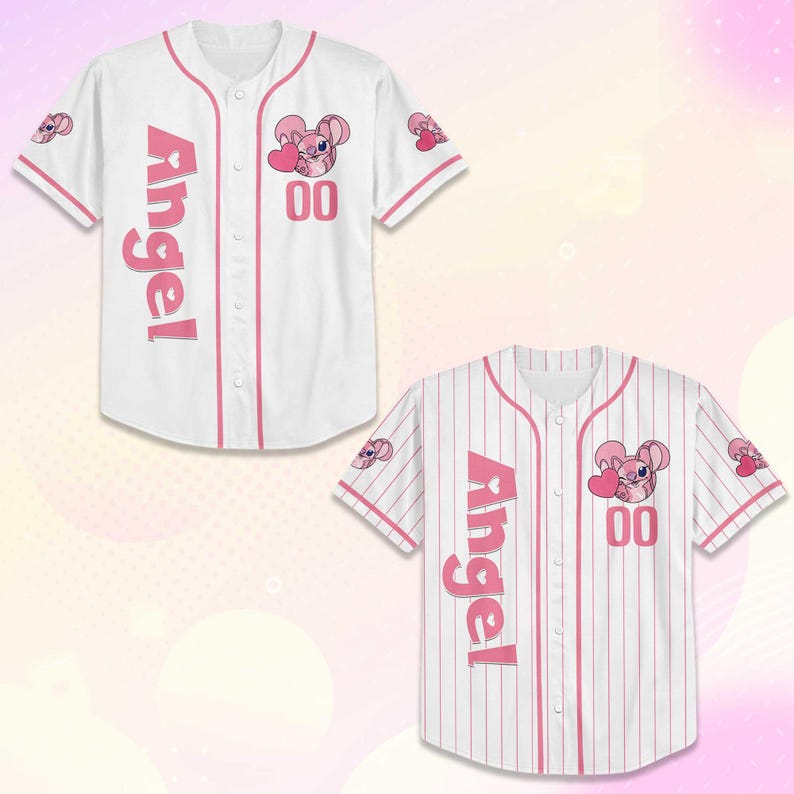 Peut inclure: Deux maillots de baseball blancs avec des d&eacute;tails roses. L'un porte le mot "Angel" verticalement et un personnage de dessin anim&eacute; avec un c&oelig;ur. L'autre a des rayures roses et le m&ecirc;me motif.