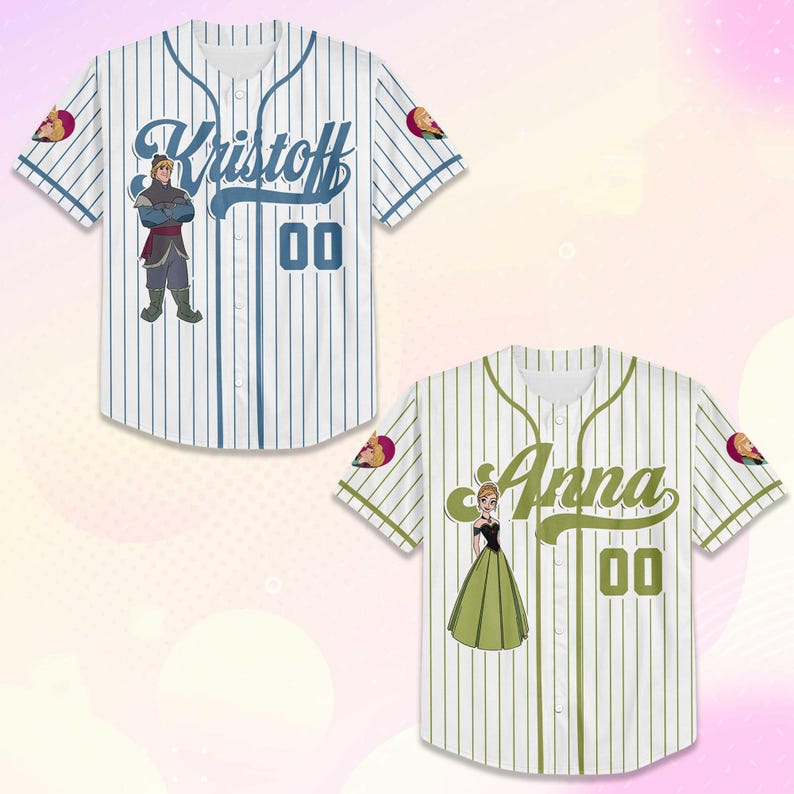 Puede incluir: Dos camisetas de b&eacute;isbol, una blanca con finas rayas azules y el nombre "Kristoff", la otra verde con finas rayas blancas y el nombre "Anna". Cada camiseta tiene un gr&aacute;fico de personaje y el n&uacute;mero "00".