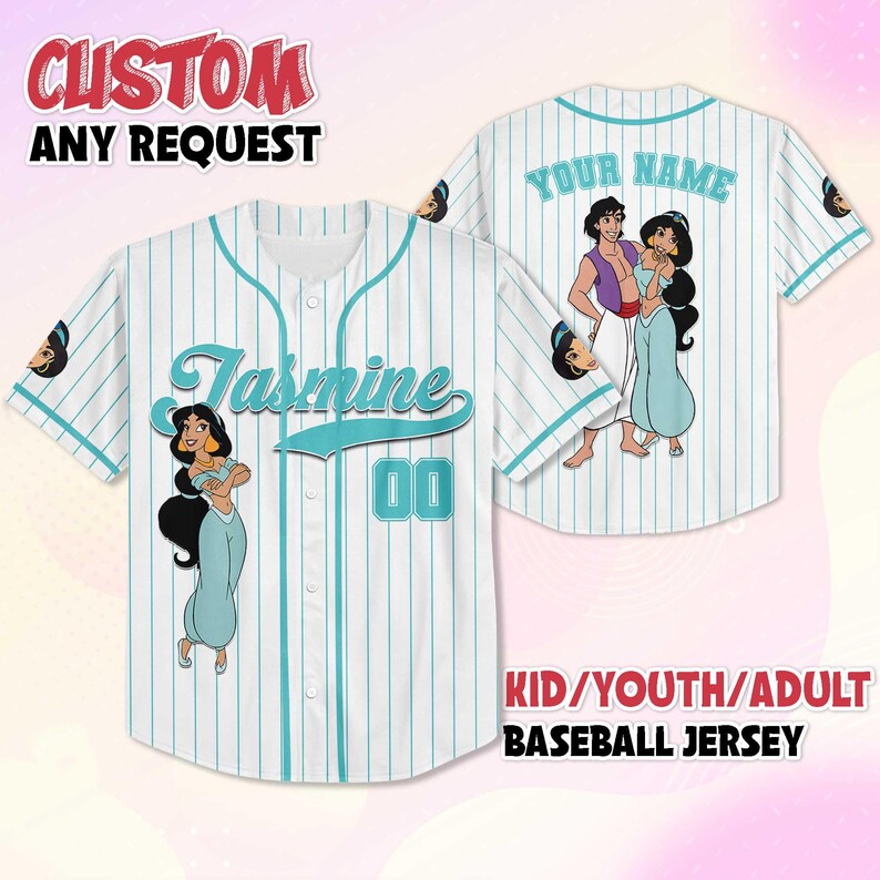 Puede incluir: Camiseta de b&eacute;isbol blanca con finas rayas y detalles turquesa. La parte delantera muestra el nombre "Jasmine" y el n&uacute;mero "00". La parte trasera tiene un gr&aacute;fico de Aladdin y Jasmine, con el texto "YOUR NAME". Disponible en tallas para ni&ntilde;os, j&oacute;venes y adultos.