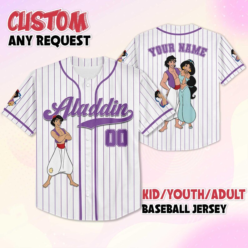 Puede incluir: Camiseta de b&eacute;isbol a rayas blancas y moradas con la palabra "Aladdin" en escritura morada. La camiseta presenta una imagen de dibujos animados de Aladdin en la parte delantera y trasera. El texto "CUSTOM ANY REQUEST" est&aacute; en la parte superior y "KID/YOUTH/ADULT BASEBALL JERSEY" en la parte inferior.