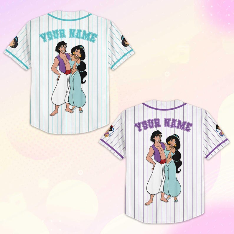 Puede incluir: Camiseta de b&eacute;isbol blanca con finas rayas azules verticales. La parte posterior presenta una imagen de dibujos animados de Aladdin y Jasmine, con el texto "YOUR NAME" encima de la imagen. Las mangas tienen una imagen de dibujos animados de Jasmine.