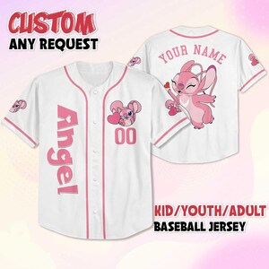 Peut inclure: Maillot de baseball blanc avec des bordures roses et le mot "Angel" sur le devant. Comprend un personnage de dessin anim&eacute; rose tenant un c&oelig;ur, le num&eacute;ro "00", et le texte "CUSTOM ANY REQUEST" et "KID/YOUTH/ADULT BASEBALL JERSEY".