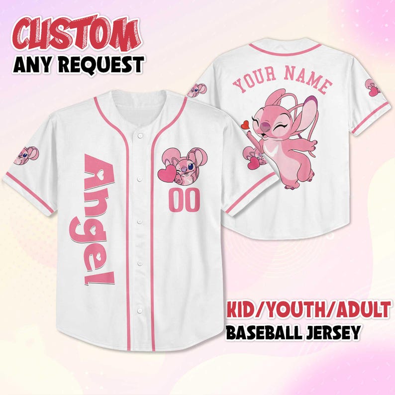 Peut inclure: Maillot de baseball blanc avec des bordures roses et le mot "Angel" sur le devant. Comprend un personnage de dessin anim&eacute; rose tenant un c&oelig;ur, le num&eacute;ro "00", et le texte "CUSTOM ANY REQUEST" et "KID/YOUTH/ADULT BASEBALL JERSEY".