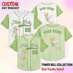Op de afbeelding: Honkbalshirts in wit en lichtgroen, met Tinker Bell-afbeeldingen en de tekst "Tinker Bell" en "00". De shirts hebben korte mouwen met een lichtgroen ontwerp en de tekst "YOUR NAME" op de achterkant. De afbeelding bevat ook de tekst "CUSTOM ANY REQUEST" en "TINKER BELL COLLECTION Kid/Youth/Adult".