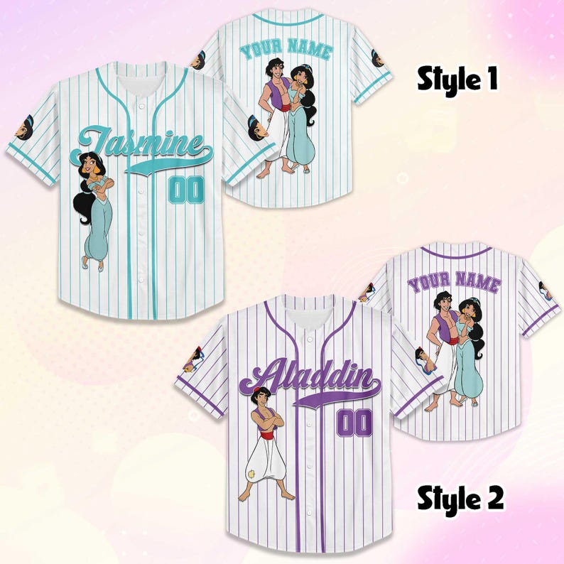 Puede incluir: Camisetas de b&eacute;isbol blancas con rayas finas, con personajes de dibujos animados y nombres. Una camiseta tiene "Jasmine" y "00" en verde azulado, la otra "Aladdin" y "00" en morado. Ambas tienen arte de personajes.