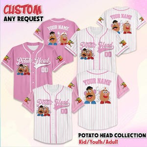 Könnte beinhalten: Rosa und weiße Baseball-Trikots mit dem Text "Potato Head" und "Your Name". Die Trikots zeigen Cartoon-Kartoffel-Charaktere und den Text "CUSTOM ANY REQUEST" oben. Die Kollektion ist für Kinder, Jugendliche und Erwachsene.