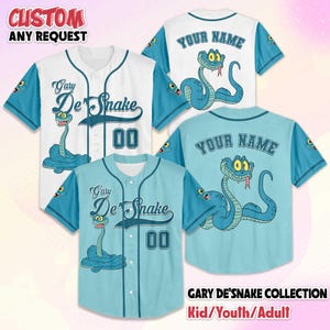 Puede incluir: Camisetas de béisbol en blanco y azul claro con un diseño de serpiente de dibujos animados. Las camisetas presentan el texto "Gary De'Snake" y "00". El texto "CUSTOM ANY REQUEST" está en la parte superior y "GARY DE'SNAKE COLLECTION Kid/Youth/Adult" en la parte inferior.