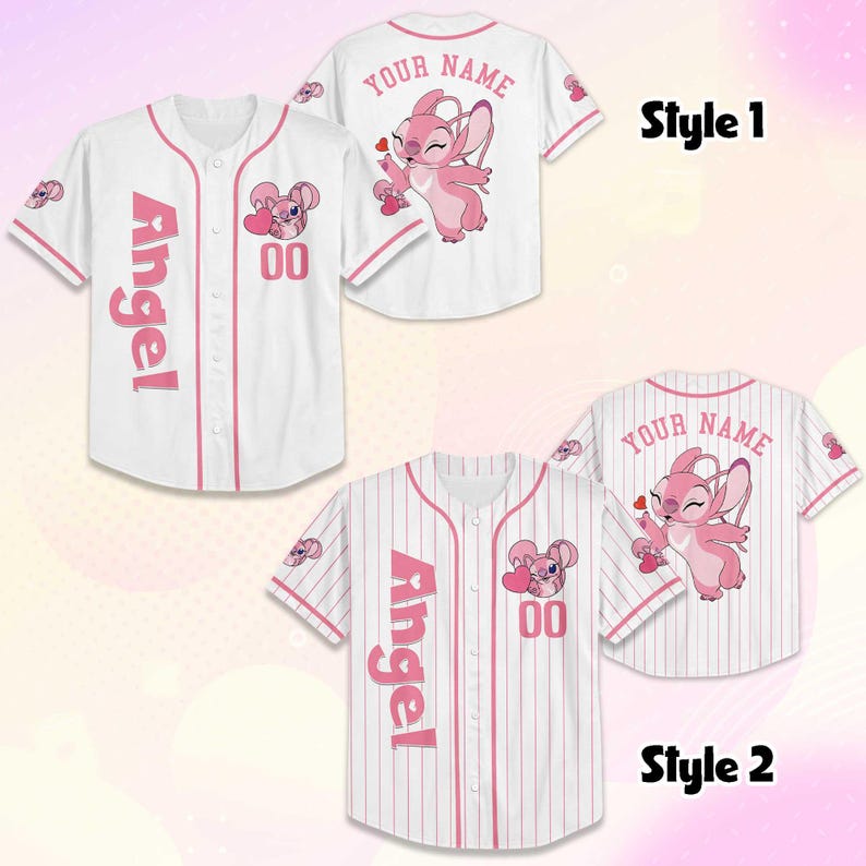 Peut inclure: Maillot de baseball blanc avec des d&eacute;tails roses et le mot "Angel" sur le devant. Le maillot pr&eacute;sente un personnage de dessin anim&eacute; rose et le num&eacute;ro "00". Le dos du maillot indique "Your Name".
