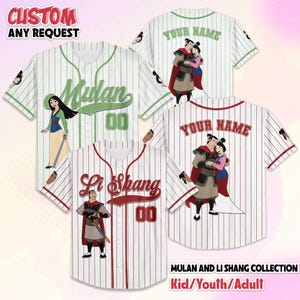 Puede incluir: Camisetas de béisbol a rayas con diseños de Mulan y Li Shang. Las camisetas son blancas con detalles en verde o rojo, e incluyen el texto "Mulan", "Li Shang" y "Your Name". La colección es para niños, jóvenes y adultos.
