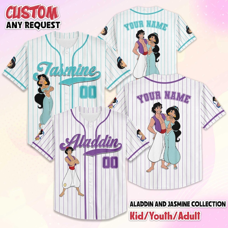 Puede incluir: Camisetas de b&eacute;isbol con rayas finas, con los personajes de Aladdin y Jasmine. Las camisetas son blancas con detalles turquesa o morados, e incluyen los textos "Jasmine", "Aladdin", "Your Name" y el n&uacute;mero "00". Las camisetas forman parte de la colecci&oacute;n Aladdin y Jasmine.