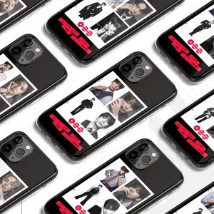 Puede incluir: Fundas de teléfono negras con un collage de imágenes en blanco y negro de personas. Las imágenes están dispuestas en un patrón de cuadrícula. Un diseño rectangular rojo con texto blanco está en la funda del teléfono. Las fundas se muestran sobre una superficie blanca.