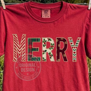 Merry PNG, randig pläd julbokstäver design i lapptäckestil, snöflingehjärta textil PNG, sublimering, digital fil