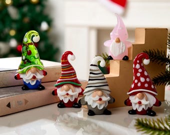 Handgeblazen glazen kabouterbeeldje: Scandinavisch kerstdecor