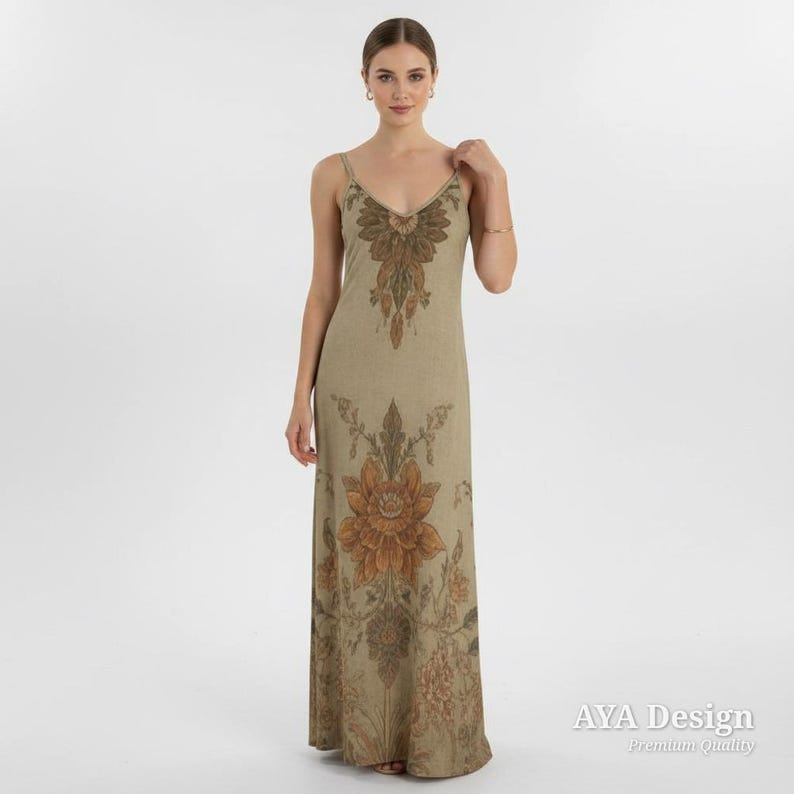 Puede incluir: Un vestido largo beige con un dise&ntilde;o floral. El vestido tiene tirantes finos y un escote en V. El estampado floral es en tonos marrones y naranjas. El vestido es largo hasta el suelo y tiene un corte holgado.
