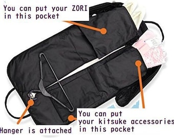 Puede incluir: Bolsa de viaje negra con múltiples bolsillos para guardar accesorios de kimono. La bolsa tiene una percha adjunta e incluye el texto "Puedes poner tus ZORI en este bolsillo" y "Puedes poner tus accesorios kitsuke en este bolsillo".