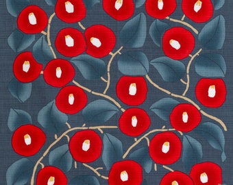 Può includere: Uno sfondo in tessuto blu con un motivo ripetitivo di fiori di camelia rossi con centri bianchi. I fiori sono disposti in uno schema simmetrico con rami e foglie.