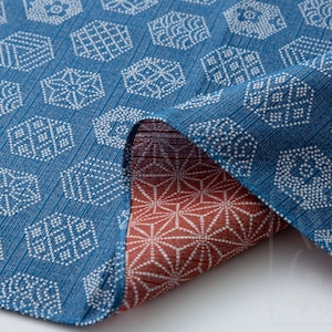 Grande taille 100 cm (39,3") Furoshiki réversible recto-verso/double face en coton traditionnel japonais Furoshiki Motif écaille de tortue bleue X Asanoha rouge