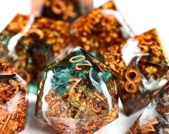 Dados de mineral de cobre con tesoro vintage - Juego de rol de resina con hojas de oro, verde, marrón y dorado para temáticas de reliquias antiguas de D&D