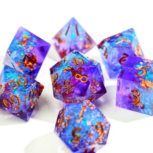 Kosmisk Nebula Sharp Edge Tärningsset, Lila Blå Resin DnD Tärningar med Guldfolie, Skimrande Galax RPG Tärningar för Warlocks & Sorcerers