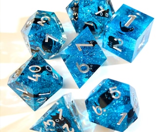 Glinsterende Black Cat-harsdobbelstenen - RPG-dobbelstenenset, DM Gifts, Nerdy Gifts, handgemaakte veelvlakkige Tabaxi-dobbelstenen, kerkers en draken
