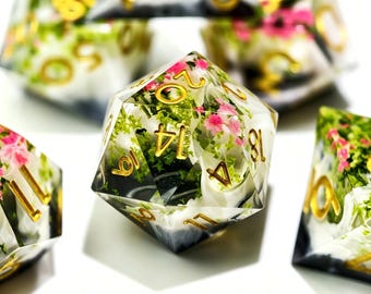 Moos Pink Blume Rauch Sharp Edge Resin Würfel Set Gold Zahl DND Druide TTRPG