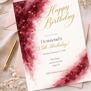 Puede incluir: Una invitación de cumpleaños con un diseño de acuarela en burdeos y dorado. El texto "Happy Birthday" está en una elegante escritura dorada. La invitación incluye el nombre "Desmond's" y los detalles del evento.