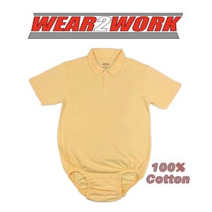 Op de afbeelding: Een lichtgele polo-shirt onesie met korte mouwen en een knoopkraag. De tekst "WEAR2WORK" staat in rood en wit boven de onesie. De tekst "100% Cotton" staat rechtsonder.