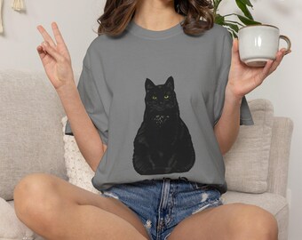 Camiseta com ilustração de gato preto 300 | Camiseta gráfica com gato bruxo sentado