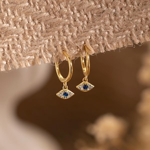 イービルアイフープイヤリング、イービルアイパヴェイヤリング、ブルー「デビルズアイ」CZイヤリング、14Kゴールドまたはシルバーイヤリング、彼女へのユニークな誕生日プレゼント