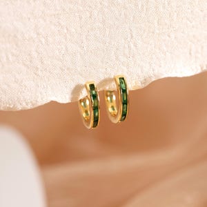 Grüne Smaragd Ohrringe, Grüne Edelstein Hoop, kleine Huggie Ohrringe, Gold Ohrringe mit Diamant, Mai Birthstone Schmuck, Muttertagsgeschenk für Sie