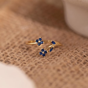 18K guldring med blå blommor, elegant blommig ring, minimalistisk safirring, justerbar ring, bröllopssmycken, jubileumspresent, present till henne