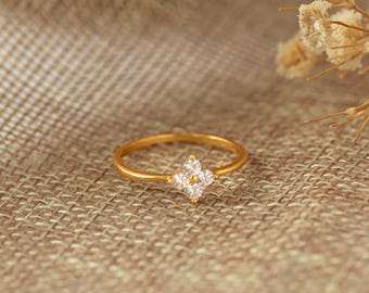 Anillo delicado de trébol de cuatro hojas, anillo apilable de circonitas cúbicas doradas, anillo de plata de ley 925 chapado en oro de 18 quilates, joyería de boda, regalo de San Valentín para ella.