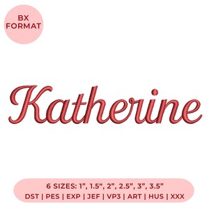 Può includere: Un ricamo a macchina rosso con il nome Katherine in carattere corsivo. Un cerchio rosa nell'angolo in alto a sinistra contiene il testo BX FORMAT. Una barra rosa in basso elenca 6 dimensioni da 2,54 cm a 8,89 cm e i formati dei file.