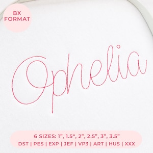 Peut inclure: Un motif de broderie avec le prénom Ophelia en écriture cursive rose. Un badge circulaire rose en haut à gauche indique BX FORMAT. Une étiquette rectangulaire rose en bas liste 6 TAILLES : 2,5 cm, 3,8 cm, 5 cm, 6,4 cm, 7,6 cm, 8,9 cm et les formats.