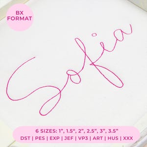 Op de afbeelding: Een digitaal borduurontwerp met de naam Sofia in een felroze cursief schrift. De afbeelding bevat een roze cirkelvormige badge met het label BX FORMAT en een roze rechthoekig label met 6 MATEN: 2,5 cm, 3,8 cm, 5 cm, 6,4 cm, 7,6 cm, 8,9 cm en bestandsformaten DST, PES, EXP, JEF, VP3, ART, HUS, XXX.