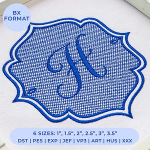 Puede incluir: Una letra monograma H bordada en azul dentro de un marco decorativo festoneado sobre tela blanca. El diseño incluye un patrón de relleno de cuadrícula. El texto indica BX FORMAT y 6 TAMAÑOS: 2,5 cm, 3,8 cm, 5 cm, 6,4 cm, 7,6 cm, 8,9 cm y formatos DST, PES, EXP, JEF, VP3, ART, HUS, XXX.