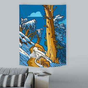 Peut inclure: Une tapisserie murale rectangulaire représentant une illustration de forêt enneigée. L'œuvre d'art montre un grand arbre jaune, des branches enneigées et un sentier sinueux sur fond de ciel bleu avec des nuages. Décoration murale.