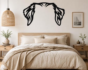 Könnte beinhalten: Ein schwarzer Wandaufkleber mit der stilisierten Silhouette von zwei Schlappohren eines Hundes mit detaillierter Fellstruktur. Das Design ist symmetrisch und zeigt den oberen Teil eines Hundekopfes mit langen, hängenden Ohren.