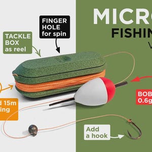 Puede incluir: Kit de micro pesca con un carrete de caja de aparejos verde, hilo de pescar naranja, un flotador rojo y blanco y un anzuelo. El kit incluye 15 m de hilo de pescar y un flotador de 0,6 g. Se muestra el texto "Micro Fishing V1.0".