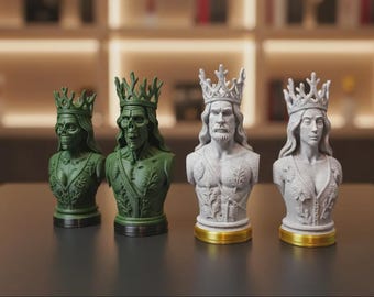 Könnte beinhalten: Vier dekorative Büsten von Königen. Zwei sind grün, mit skelettartigen Merkmalen und verzierten Kronen. Die anderen beiden sind grau, mit detaillierten Gesichtszügen und goldfarbenen Sockeln. Die Büsten stehen auf einer dunklen Oberfläche.