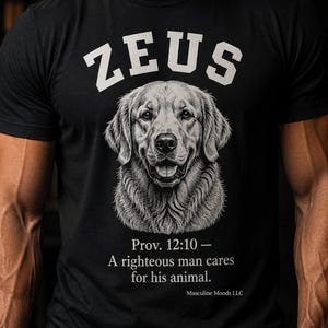 Puede incluir: Una camiseta negra de manga corta con un gráfico blanco de la cara de un perro y el texto ZEUS encima. Debajo del perro aparece el texto Prov. 12:10 - A righteous man cares for his animal. Masculine Moods LLC y Faith. Loyalty. Brotherhood.