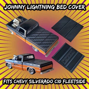 Könnte beinhalten: Ein Modell eines Chevy Silverado C10 Fleetside Pickups mit schwarzer Ladeflächenabdeckung. Der Truck ist orange und schwarz mit Flammenaufklebern. Der Text lautet "JOHNNY LIGHTNING BED COVER" und "FITS CHEVY SILVERADO C10 FLEETSIDE."