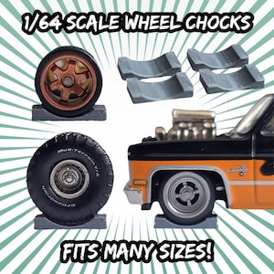 Può includere: Immagine di zeppe per ruote in scala 1/64. L'immagine mostra diverse zeppe per ruote grigie con diversi tipi di ruote per modellini di auto. Il testo "FITS MANY SIZES!" è visualizzato nella parte inferiore dell'immagine.